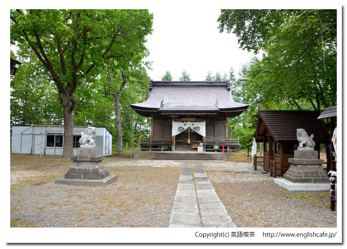 愛国神社、鳥居のそばから見る狛犬と社殿（北海道帯広市）