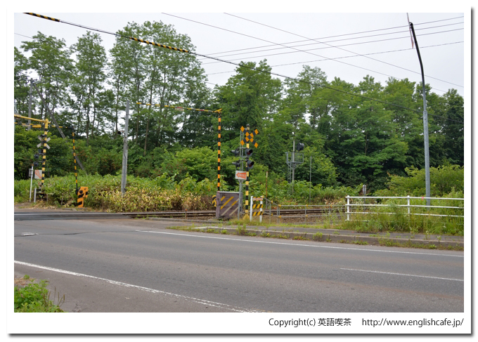 東山駅（函館本線）、駅手前の踏切と駅の入口（北海道茅部郡森町）