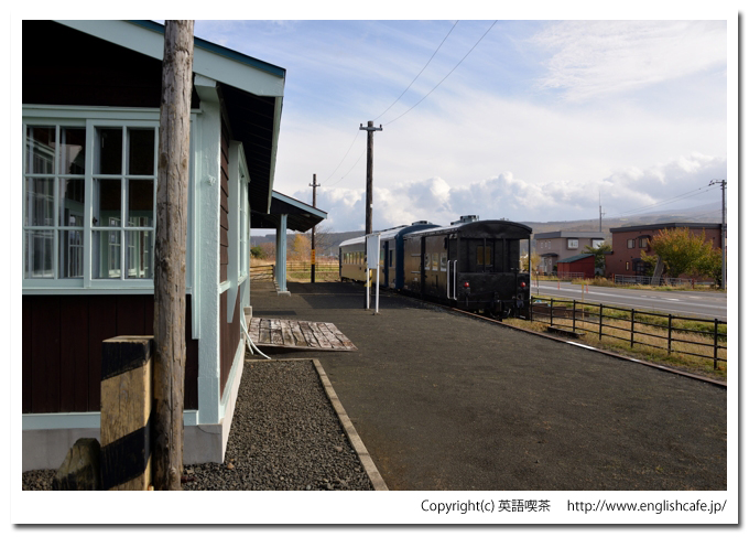 旧幌似駅、旧幌似駅舎から見る貨車と客車（北海道岩内郡共和町）