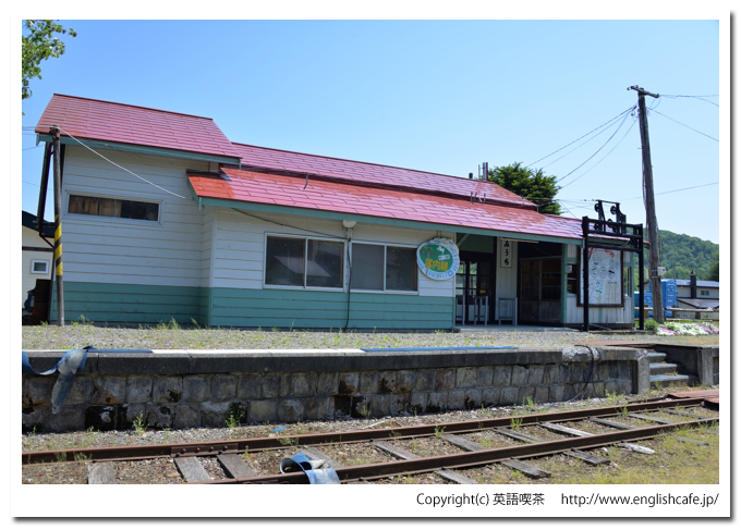 富内駅（旧富内線）、富内駅の駅舎とホーム（北海道勇払郡むかわ町）