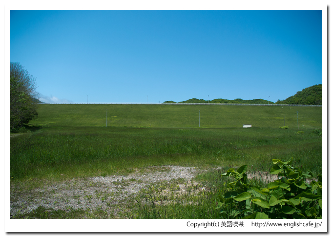 上磯ダムの堤体前（北海道北斗市）