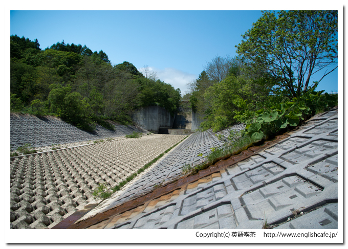 上磯ダムの洪水吐（北海道北斗市）