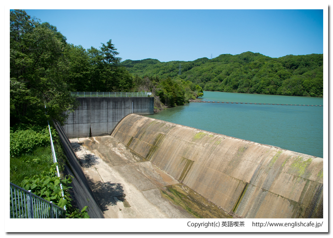 上磯ダムのダム湖と洪水吐（北海道北斗市）