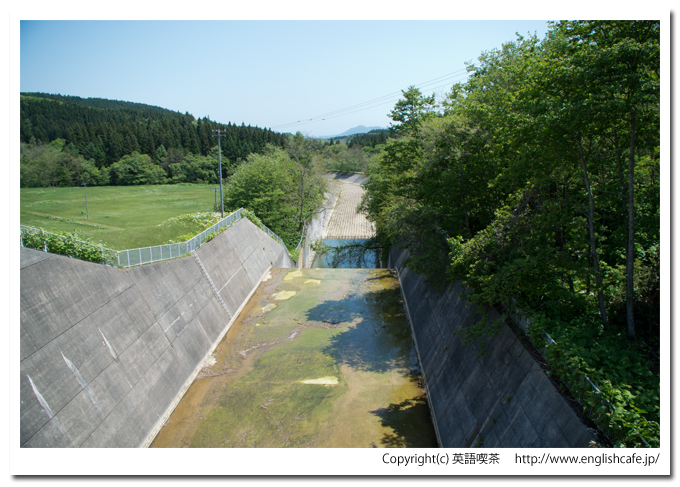上磯ダムの堤体上から洪水吐を見る（北海道北斗市）