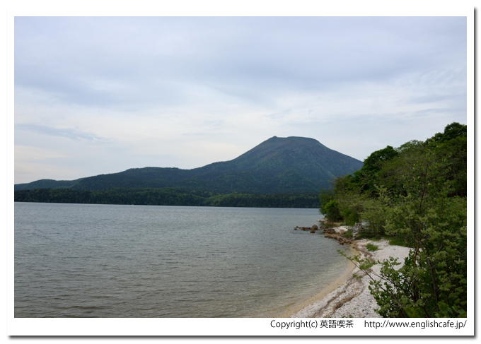 阿寒湖、阿寒湖と雄阿寒岳（北海道阿寒町）