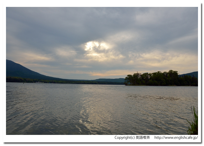 阿寒湖、阿寒湖と夕日（北海道阿寒町）
