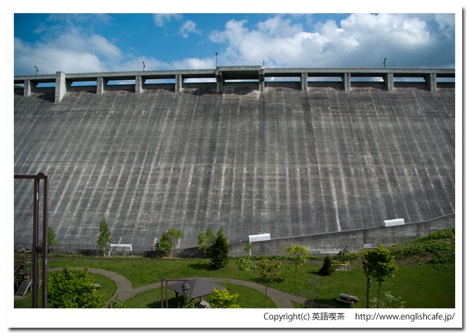 朝里ダム堤体正面（北海道小樽市）
