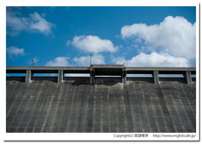 朝里ダムの天端を下から（北海道小樽市）