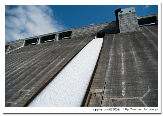 朝里ダムの洪水吐を下から（北海道小樽市）