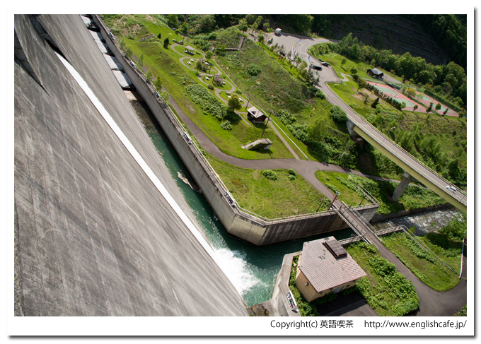 朝里ダムの天端から下を見ます（北海道小樽市）