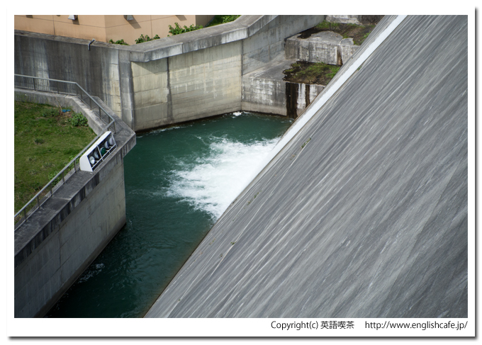 朝里ダム天端から見る堤体（北海道小樽市）