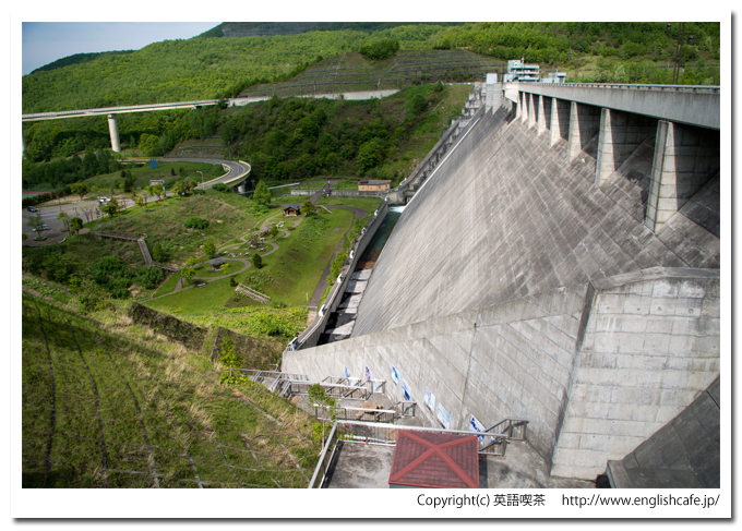 朝里ダムの反対側の天端から（北海道小樽市）