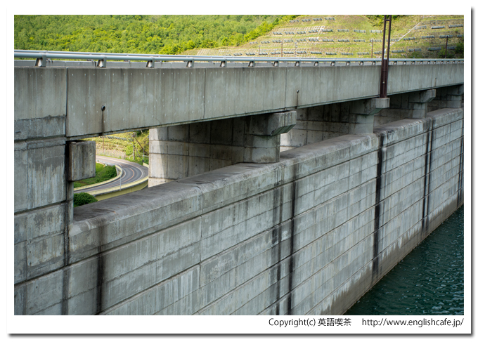 朝里ダムの堤体、ダム湖から（北海道小樽市）