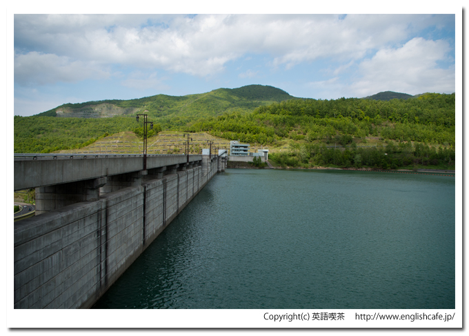 朝里ダムのダム湖から見る管理棟（北海道小樽市）