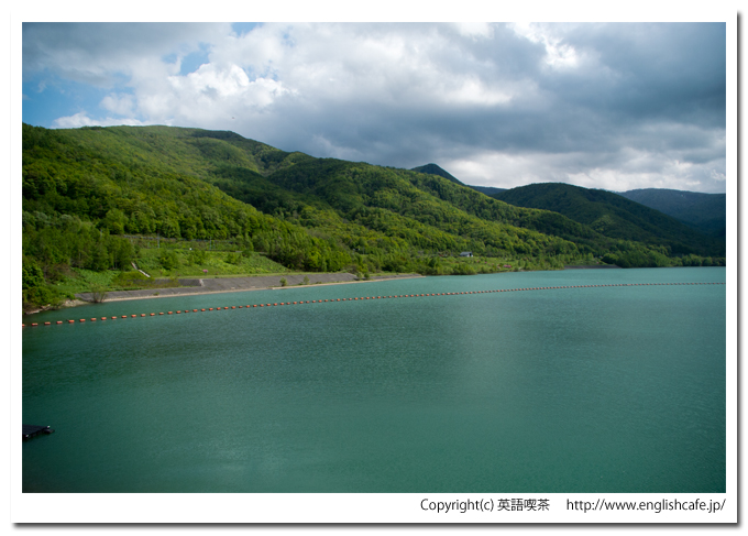 朝里ダムのダム湖を左へ（北海道小樽市）