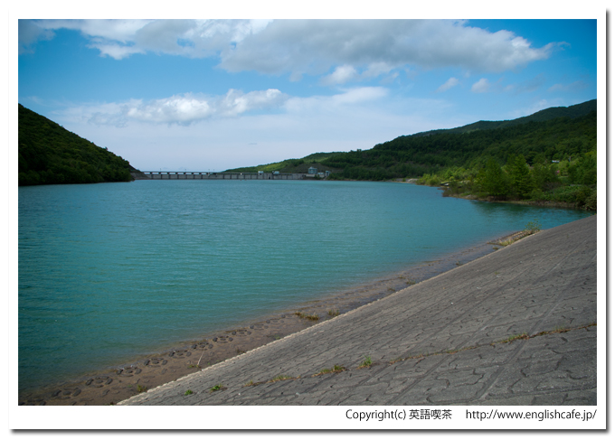 朝里ダムのダム湖公園から見るダム湖（北海道小樽市）