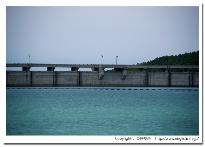 朝里ダムのダム湖から見る堤体、右へ（北海道小樽市）