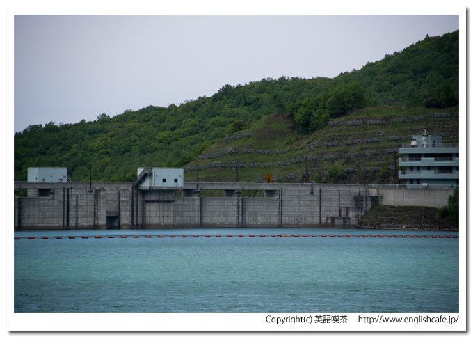 朝里ダムのダム湖から見る堤体、さらに右へ（北海道小樽市）