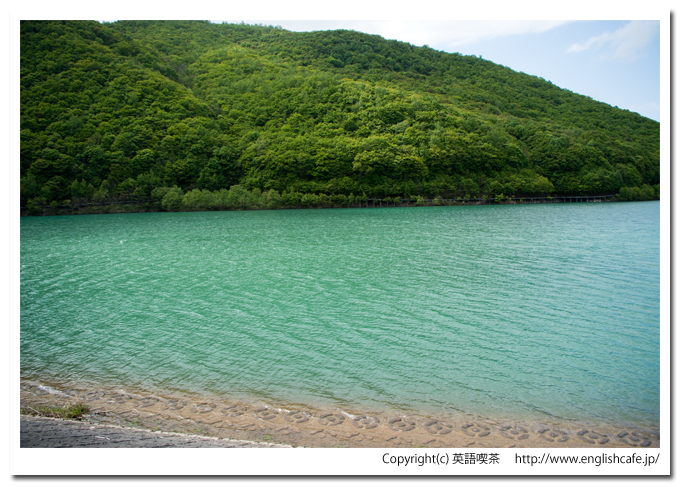朝里ダムのダム湖から見る山側（北海道小樽市）
