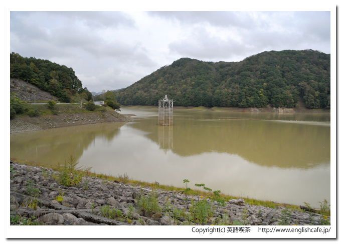 厚真ダム、厚真ダムのダム湖と取水塔（北海道厚真町）