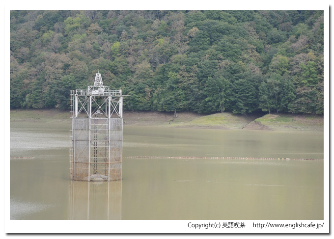 厚真ダム、取水塔を少しアップで（北海道厚真町）