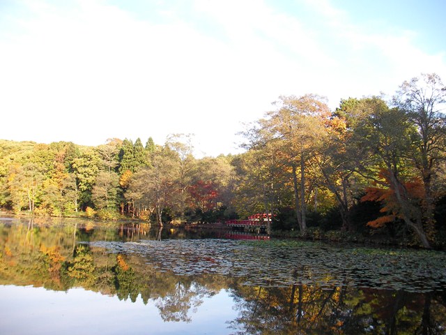 八郎沼の入口付近と紅葉（北海道北斗市）