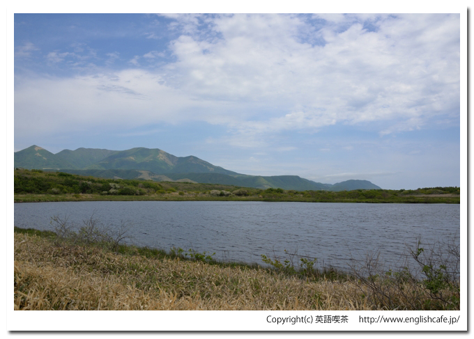 悲恋沼、悲恋沼の木道途中から見る沼と日高の山々（北海道幌泉郡えりも町）