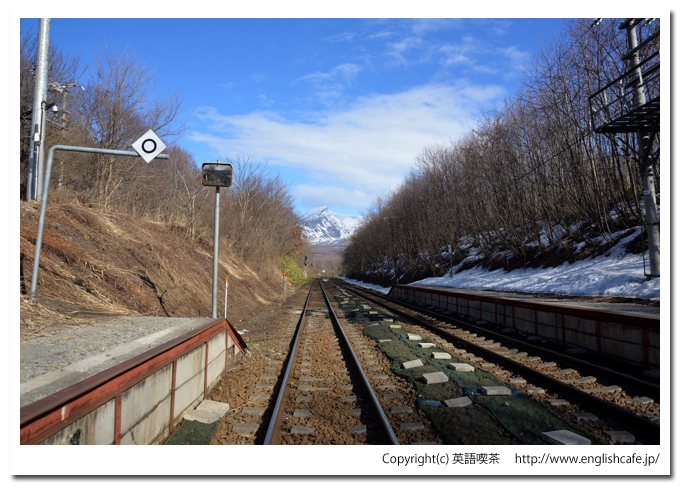 姫川駅（函館本線：函館～長万部）、姫川駅ホームと駒ヶ岳（北海道茅部郡森町）