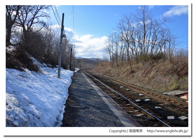 姫川駅（函館本線：函館～長万部）、姫川駅ホームと駒ヶ岳（北海道茅部郡森町）