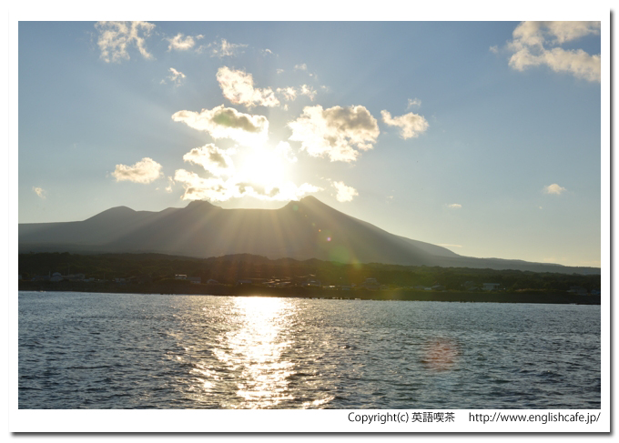 本別漁港、駒ヶ岳と夕日（北海道鹿部町）