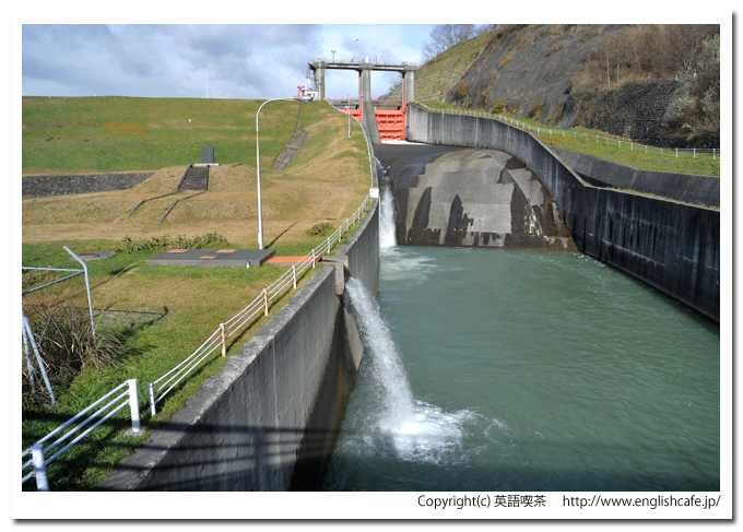 幌別ダム、幌別ダムの洪水吐から（北海道登別市）