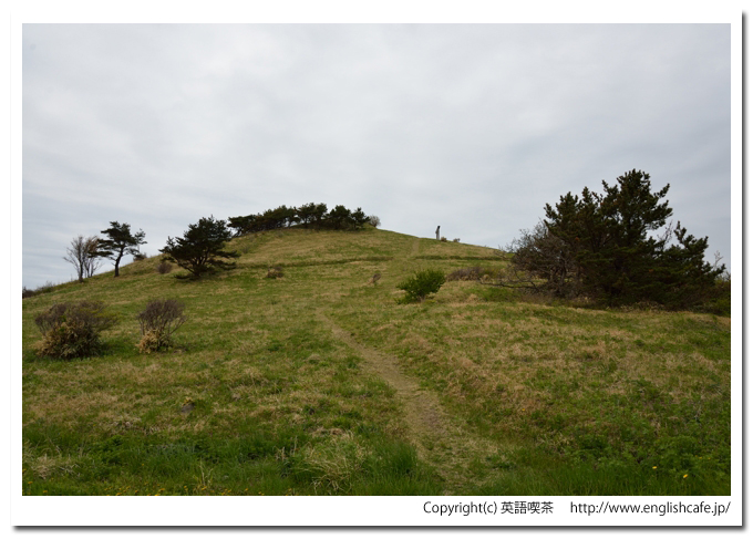 夷王山、夷王山を下のほうから見る（北海道檜山郡上ノ国町）
