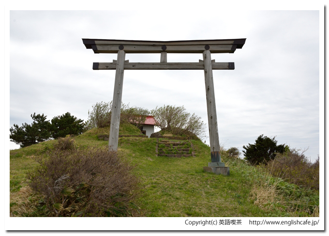 夷王山、夷王山山頂にある鳥居と神社（北海道檜山郡上ノ国町）