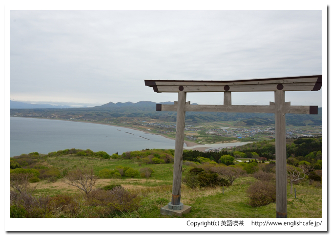 夷王山、鳥居を横に市街地と海岸線を見る（北海道檜山郡上ノ国町）