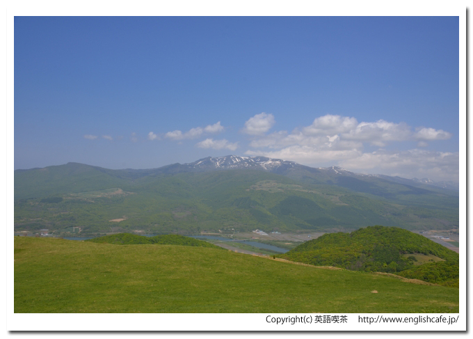 磯谷高原、頂上から、谷を挟んで向こう側に広がる山々（北海道寿都郡寿都町）