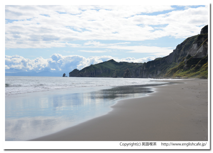 イタンキ浜、イタンキ浜と崖の中海寄りへ、少しクローズアップ（北海道室蘭市）
