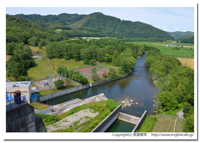 岩尾内ダム、岩尾内ダム天端からの下流域風景（北海道士別市）
