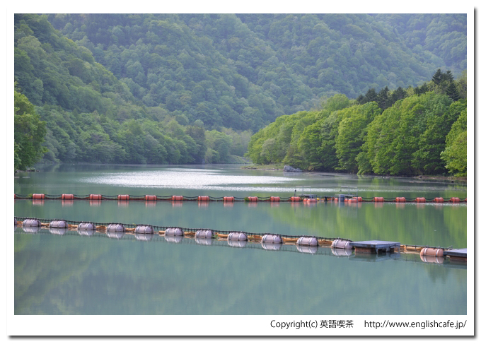 岩清水ダム、岩清水ダムの湖の先をズームアップ気味に（北海道新冠郡新冠町）