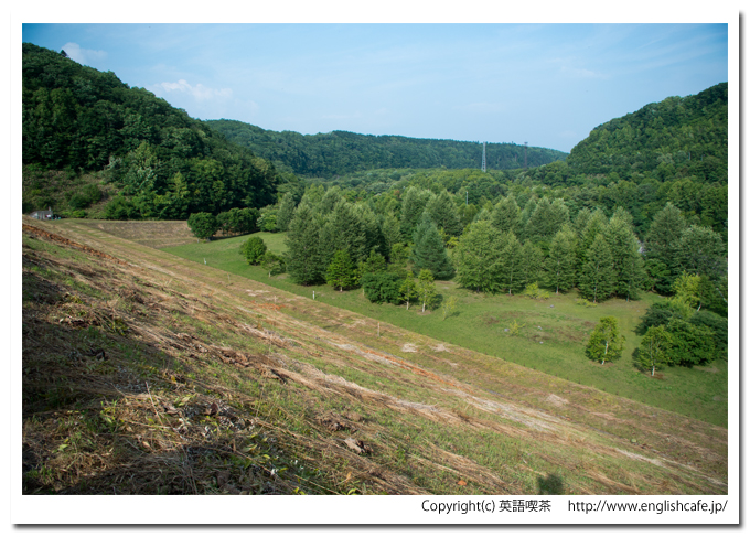漁川ダム、天端から山側を見る（北海道恵庭市）