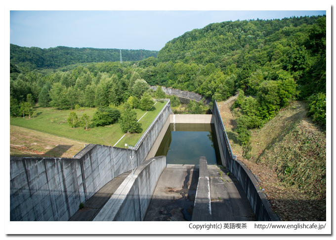 漁川ダム、洪水吐側を正面から（北海道恵庭市）