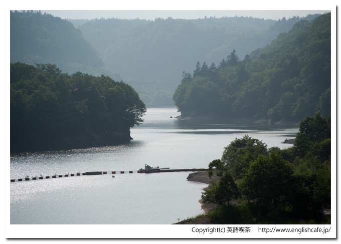 漁川ダム、ダム湖の奥のほうを見る（北海道恵庭市）
