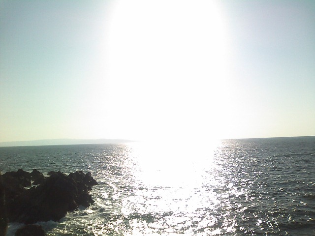 北海道久遠郡瀬棚町の定燈篭と夕日