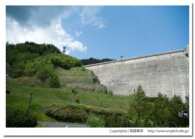 定山渓ダム堤体の左側（北海道札幌市南区定山渓）