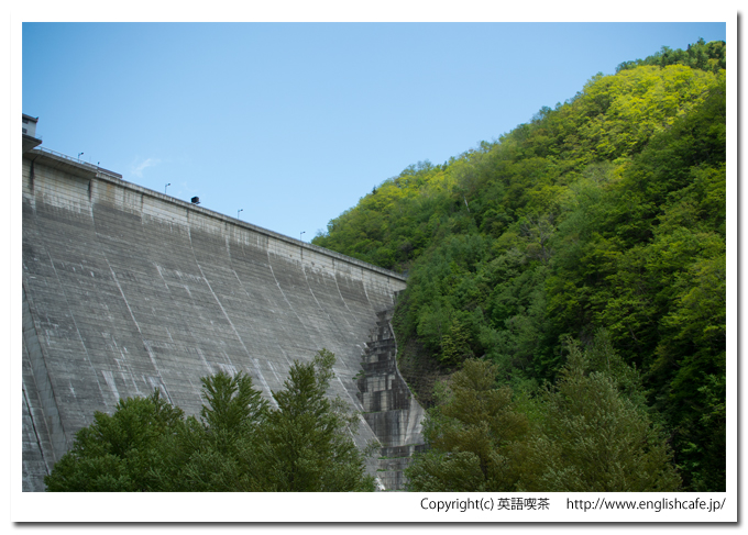 定山渓ダム堤体の右側（北海道札幌市南区定山渓）