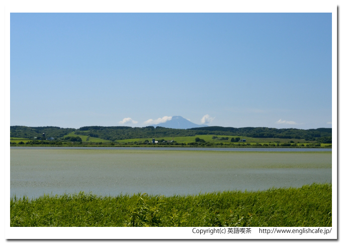 兜沼、兜沼と利尻山（北海道天塩郡豊富町）