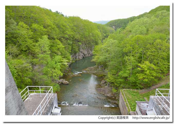 活込ダム、活込ダムの洪水吐と広がる渓谷（北海道本別町）