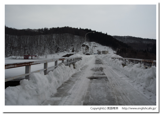 上磯ダムと管理棟への道（北海道北斗市）