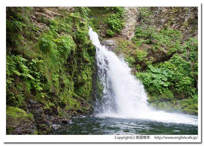 鳥崎渓谷の名所上大滝、そばから（北海道森町）