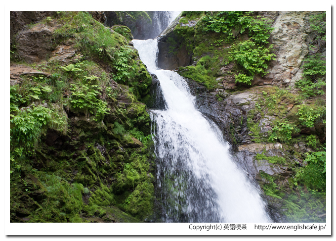 鳥崎渓谷の名所上大滝、アップで滝の上のほうへ（北海道森町）