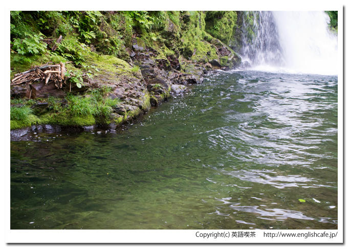 鳥崎渓谷の名所上大滝、滝が落ちているところと川の水（北海道森町）